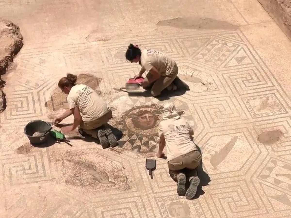 Descubren en Mérida un gran mosaico romano con la imagen de Medusa …